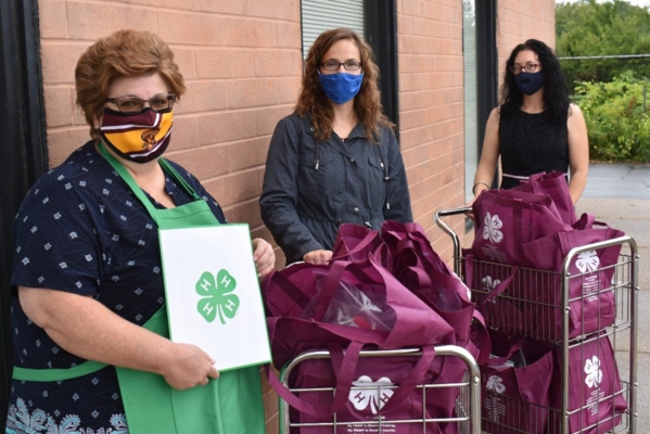 Ladies with Discovering 4-H Kits.