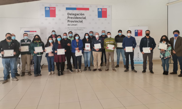 Chilean animal scientists and veterinarians hold up certificates